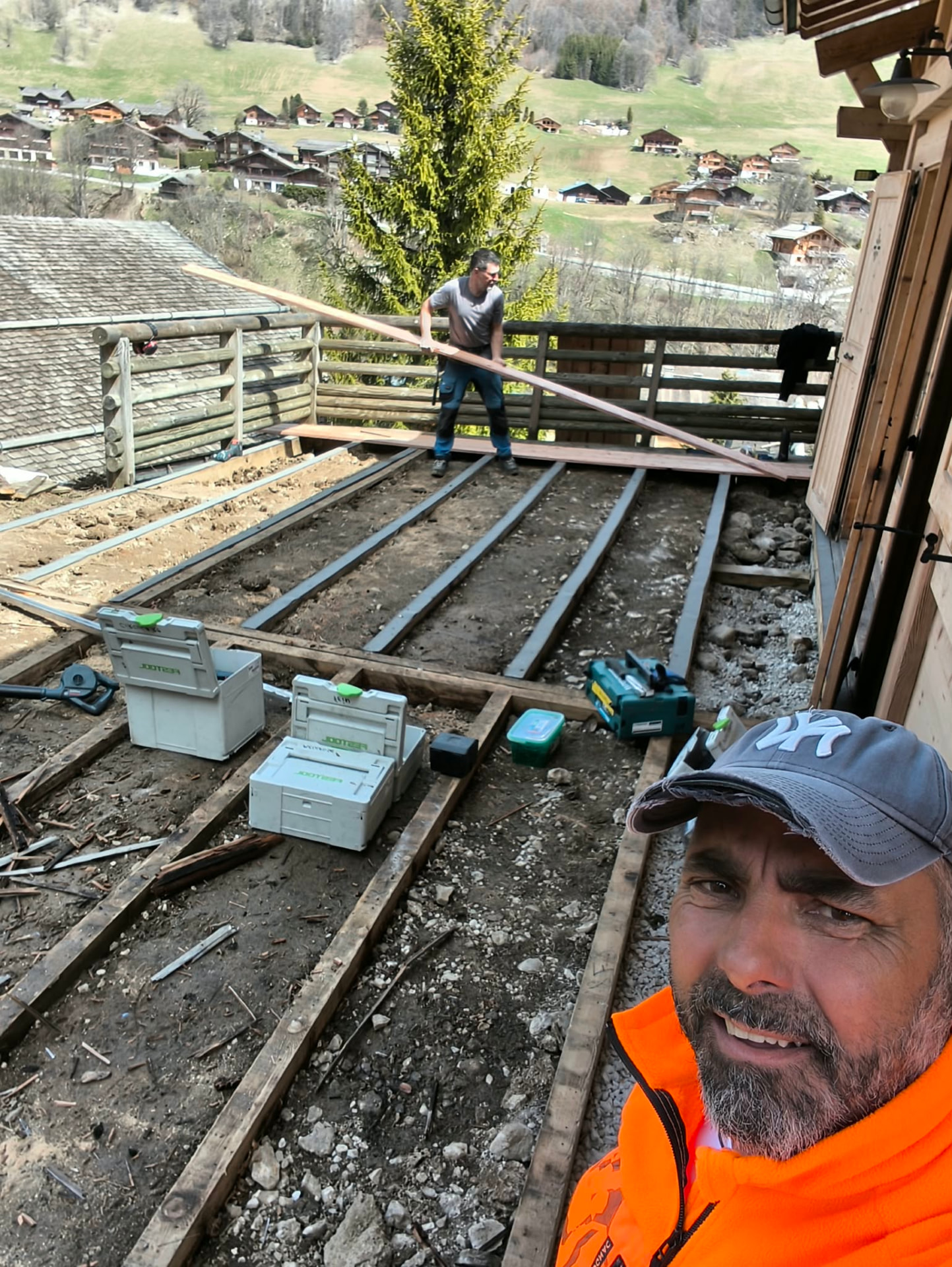 Chantier de préparation de structure de terrasse avec l'artisan