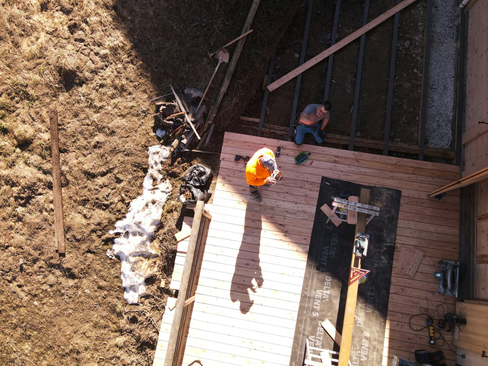 Pose des lames de terrasse en bois sur structure métallique