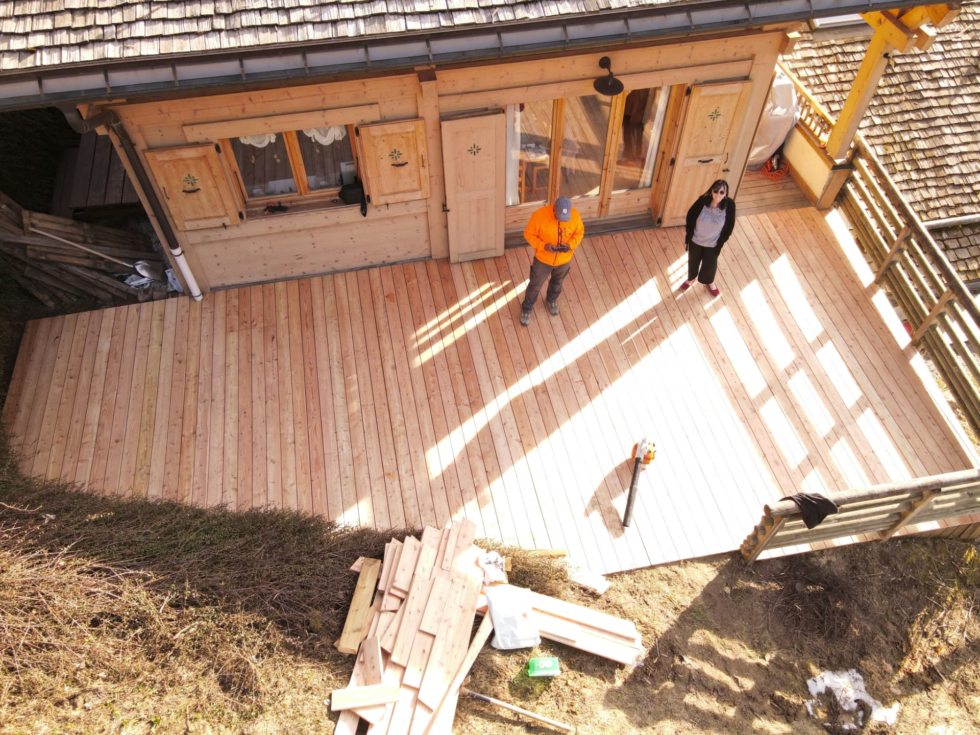 Terrasse en bois neuve devant un chalet, vue de drone