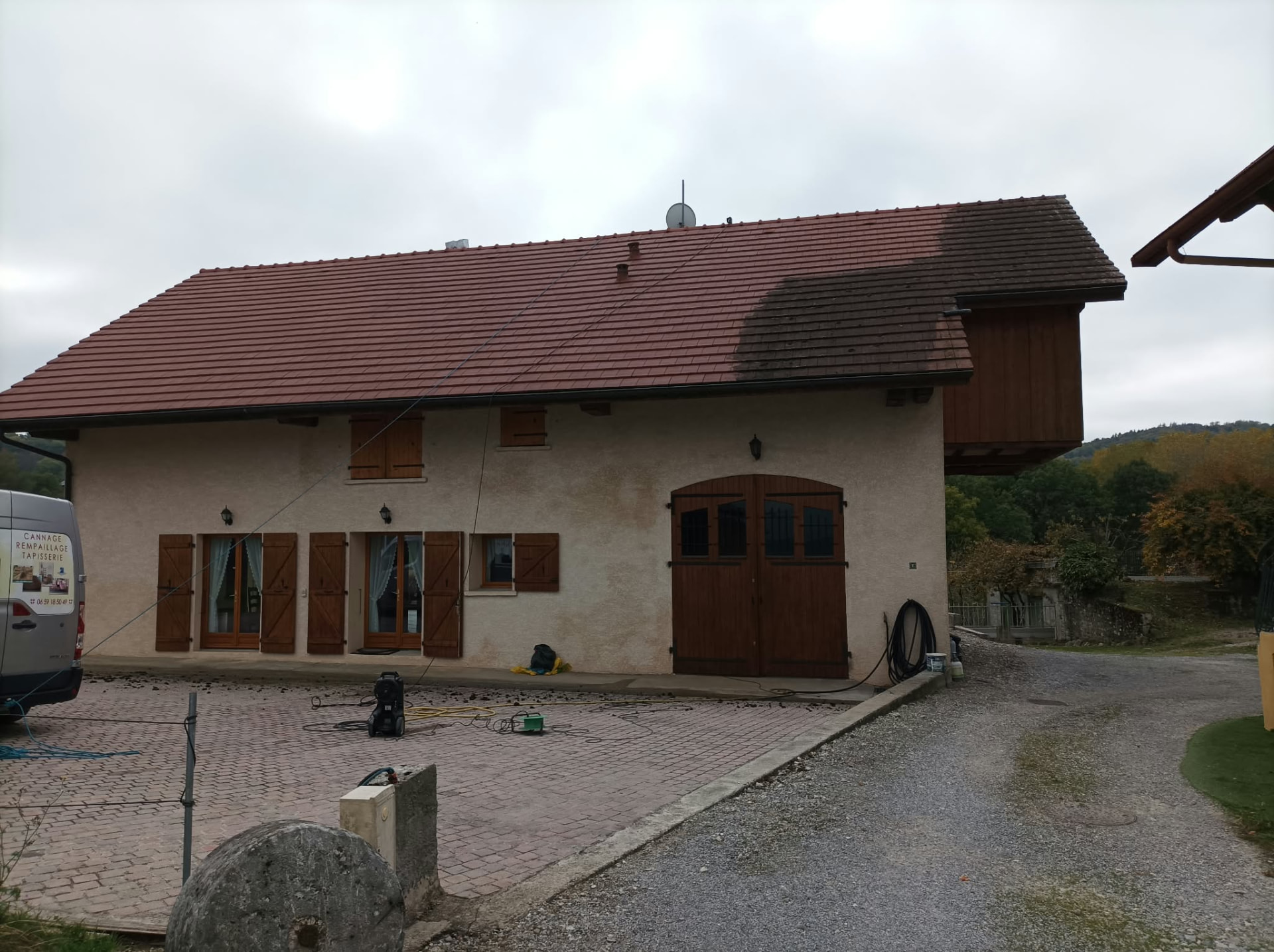 Maison savoyarde avec toiture en cours de nettoyage haute pression