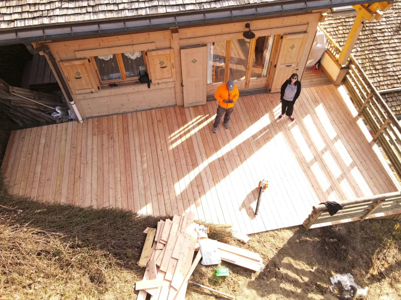 Terrasse en bois neuve devant un chalet, vue de drone