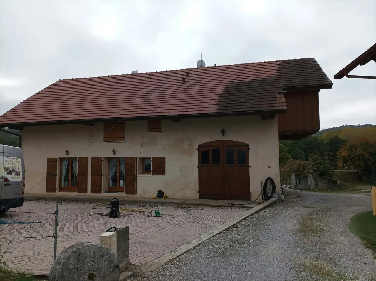 Maison savoyarde avec toiture en cours de nettoyage haute pression